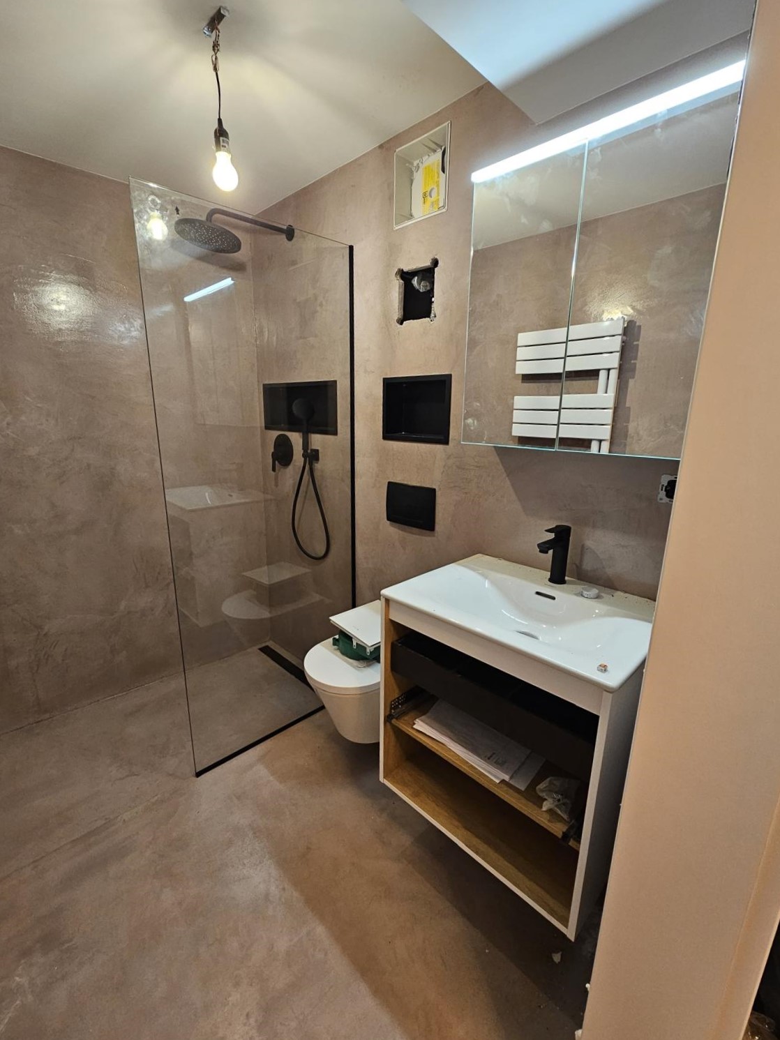 Komplette Wohnungsrenovierung mit Mikrozement-Bädern, Hamburg