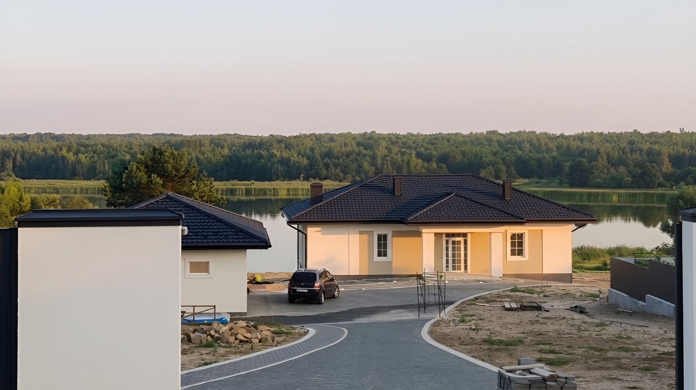 Modernisiertes Mehrfamilienhaus mit Gerüst in der Abenddämmerung